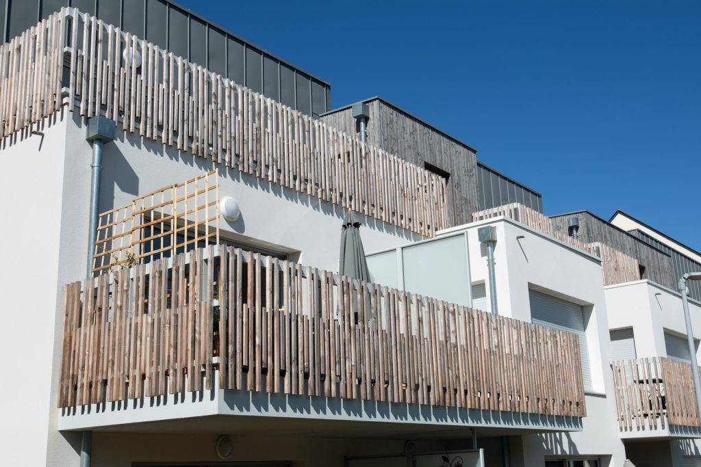 La résidence L'Avant Garde possède de grand balcon bardé de bois servant de brise vue. - Photographie Nicolas Trouvé Gallois